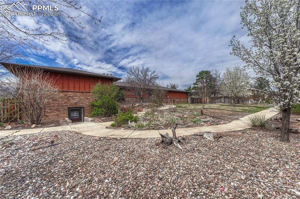 Image 39 of 49: Yard