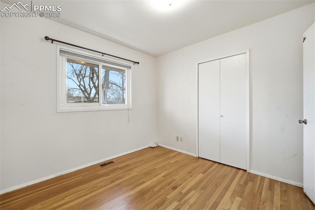 Image 13 of 50: Bedroom