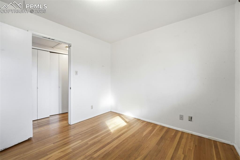 Image 15 of 50: Bedroom