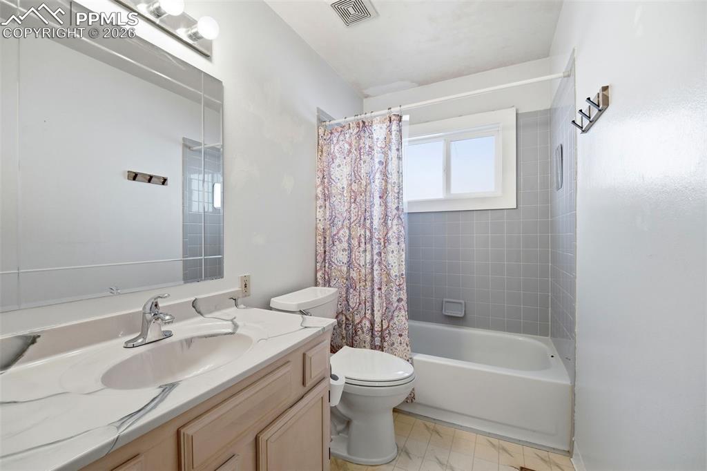 Image 16 of 50: Bathroom