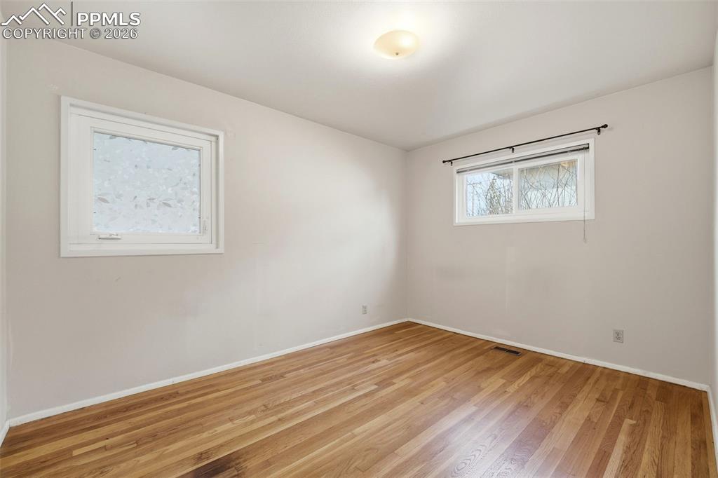 Image 17 of 50: Bedroom