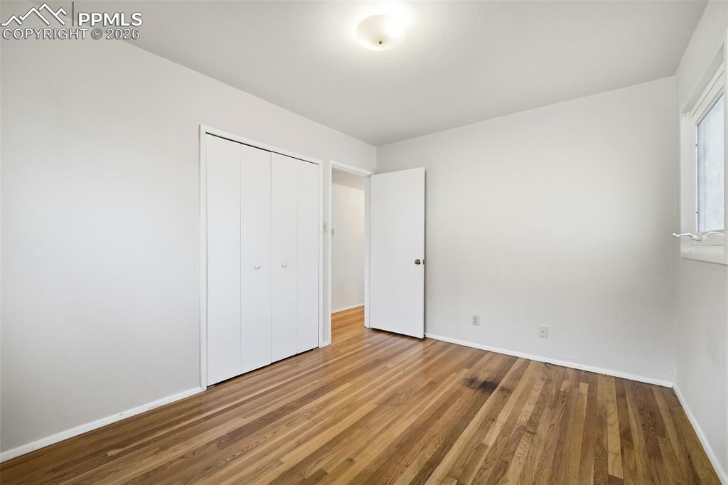 Image 19 of 50: Bedroom