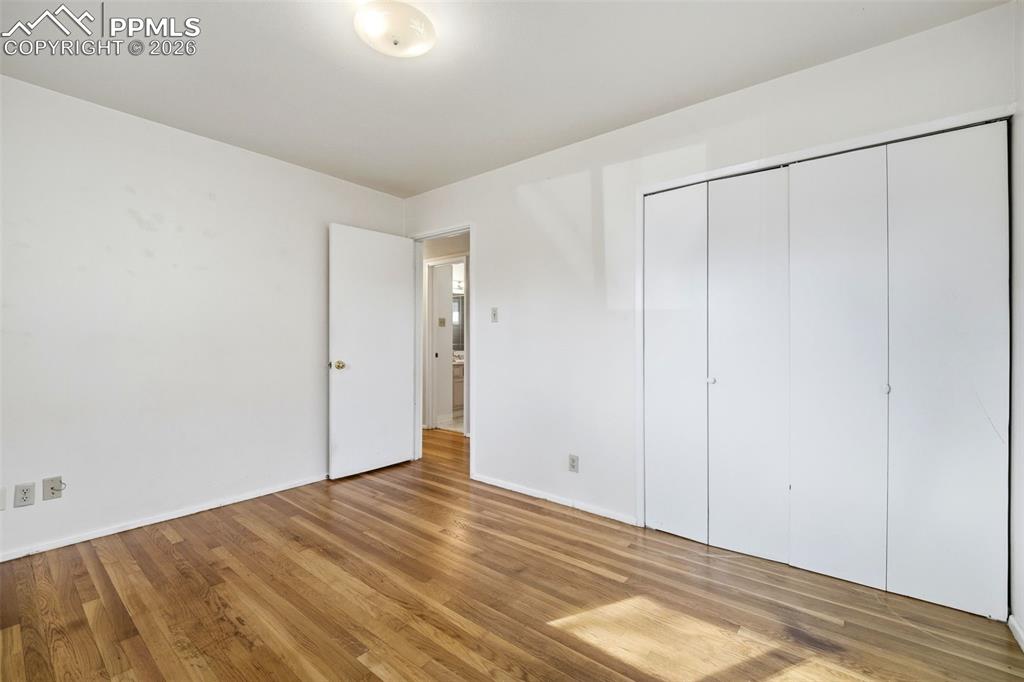 Image 21 of 50: Bedroom