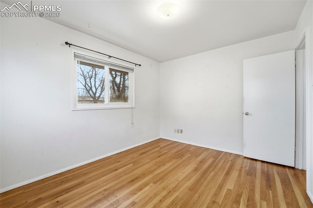 Image 22 of 50: Bedroom