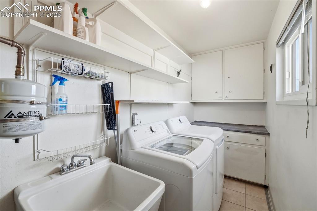 Image 23 of 50: Laundry