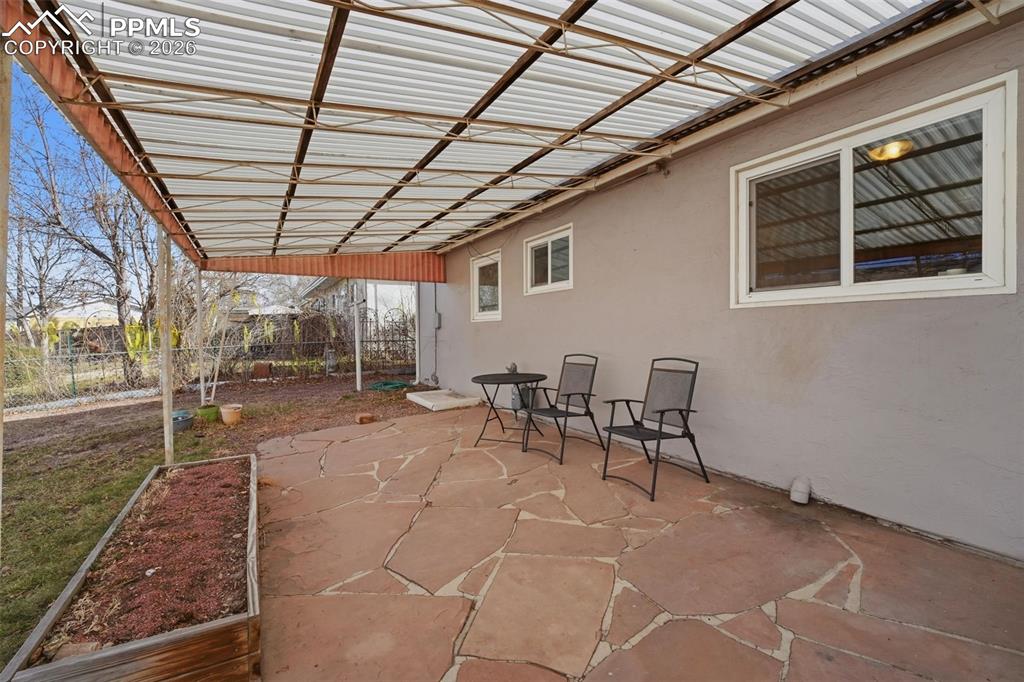 Image 25 of 50: Yard