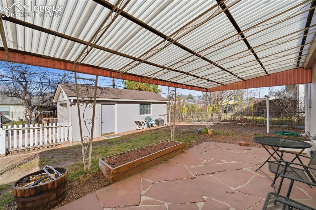 Image 26 of 50: Yard