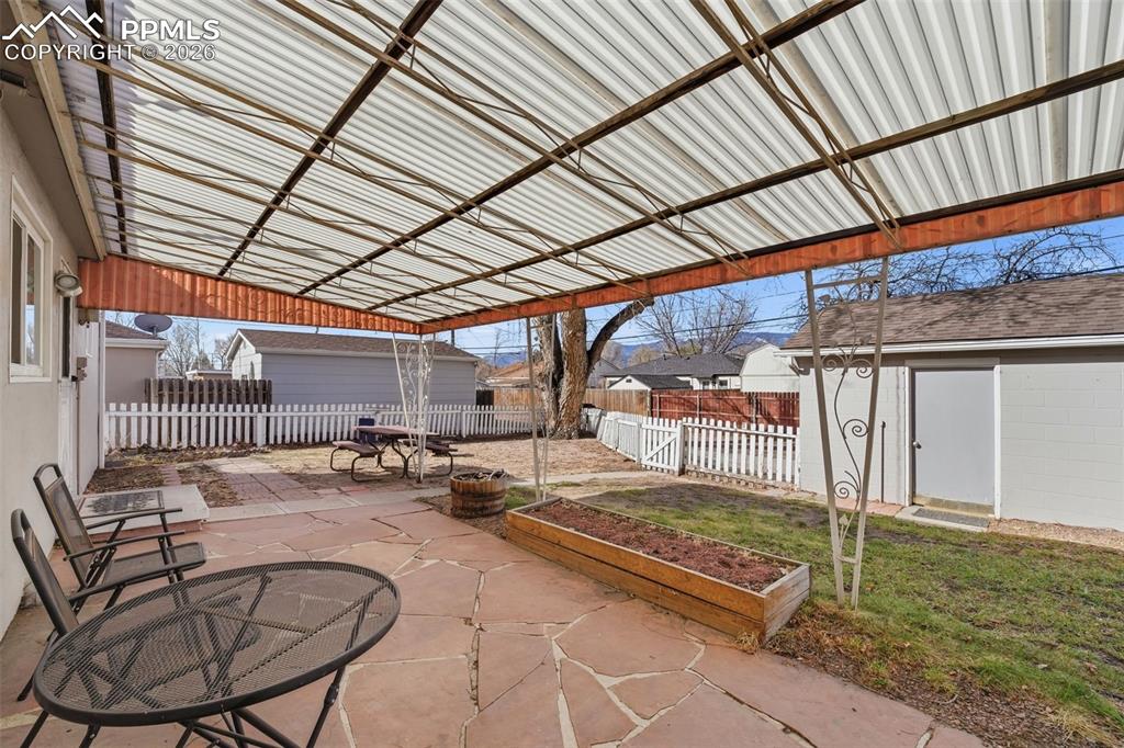 Image 27 of 50: Yard