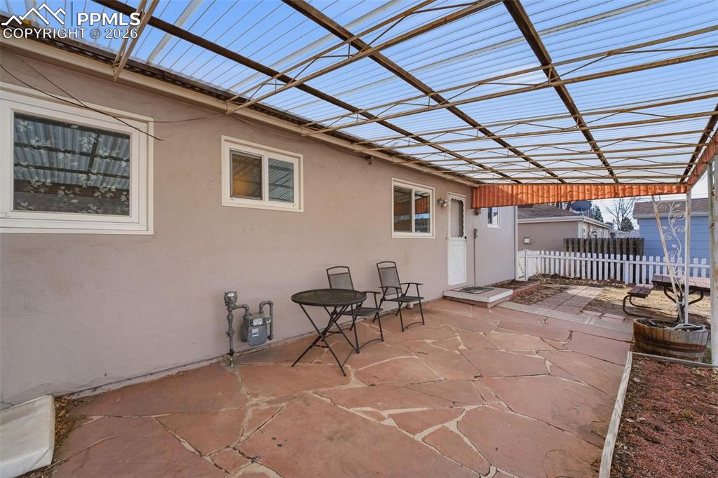 Image 28 of 50: Yard