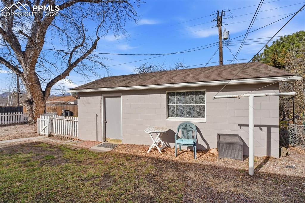 Image 29 of 50: Garage