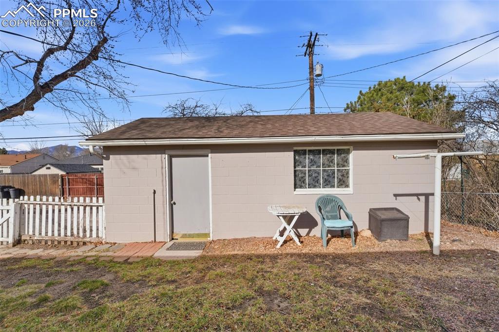 Image 30 of 50: Garage