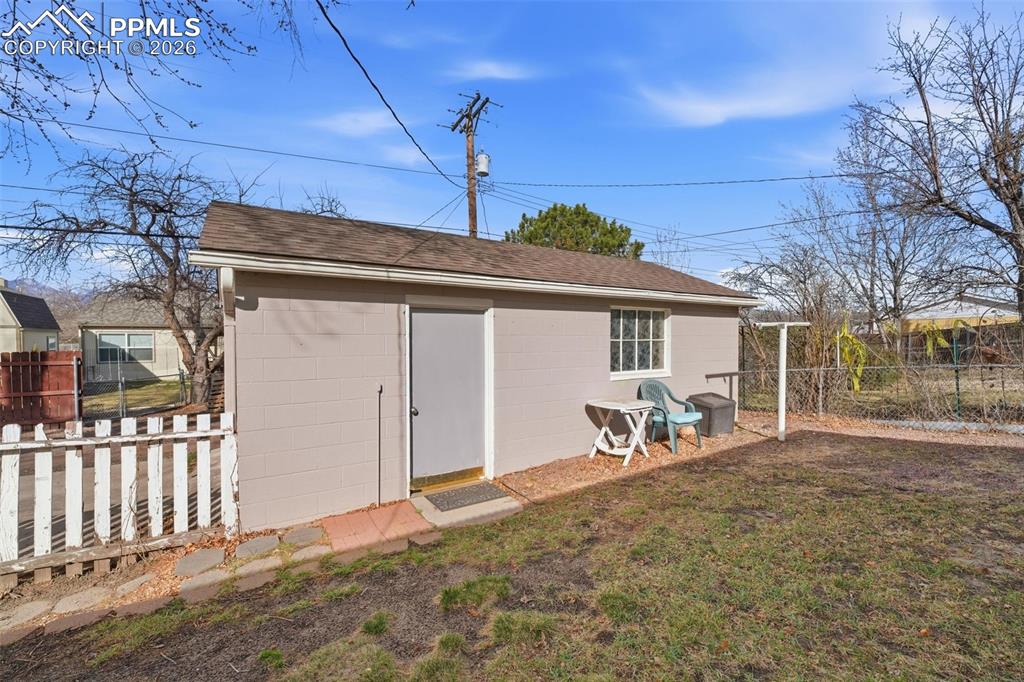 Image 31 of 50: Garage