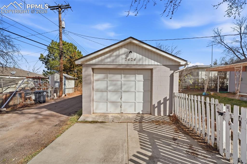 Image 35 of 50: Garage
