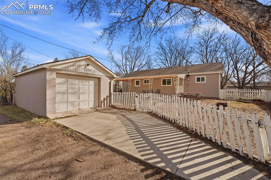 Image 36 of 50: Garage