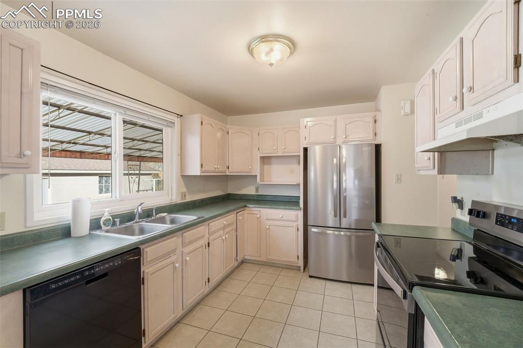 Image 4 of 50: Kitchen