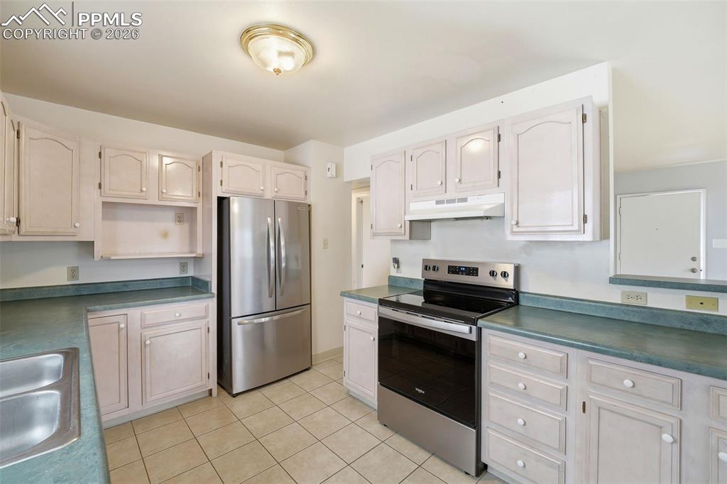 Image 5 of 50: Kitchen