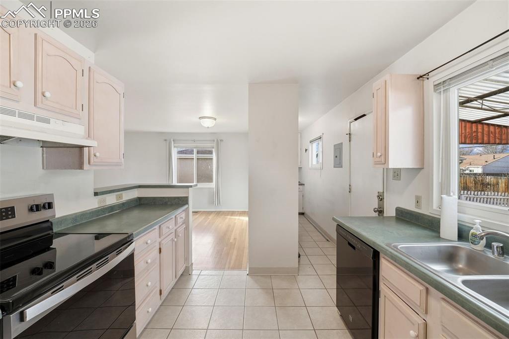 Image 7 of 50: Kitchen