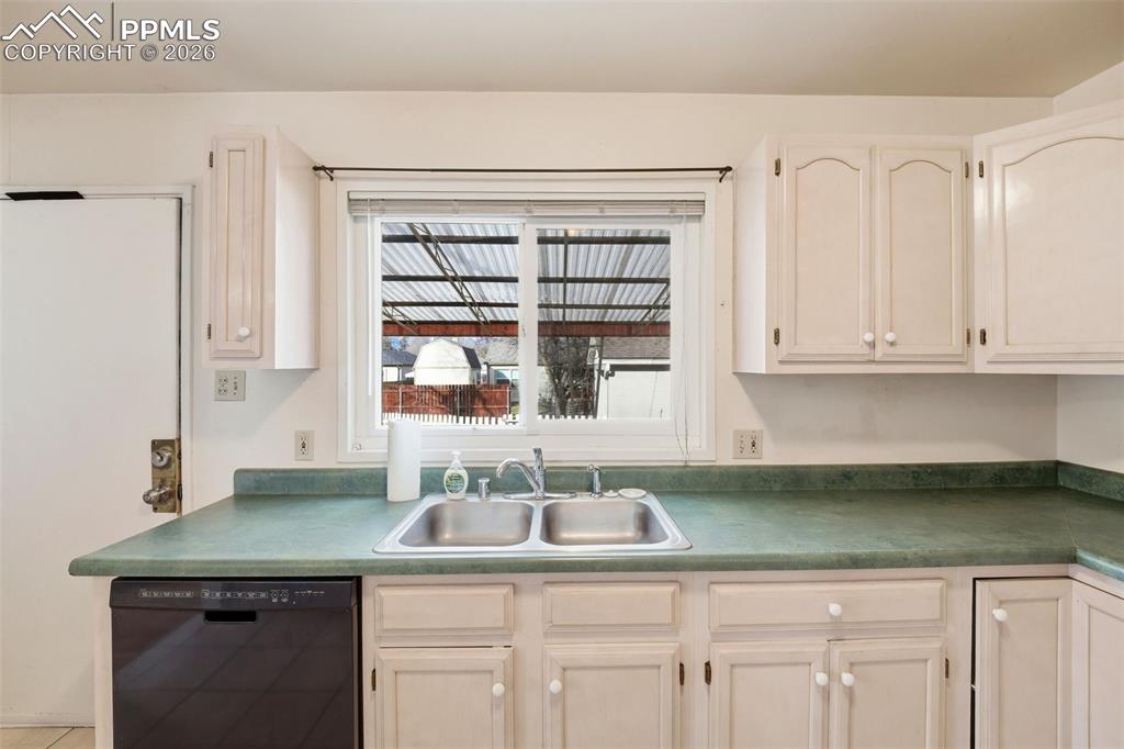 Image 8 of 50: Kitchen