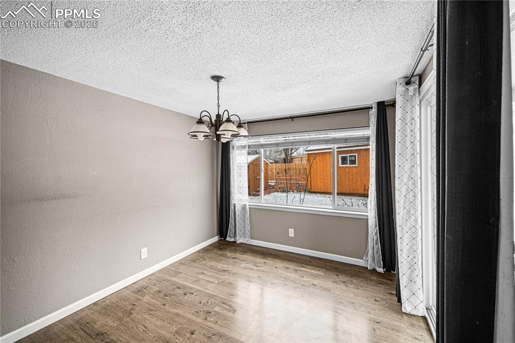 Image 11 of 33: Dining Area