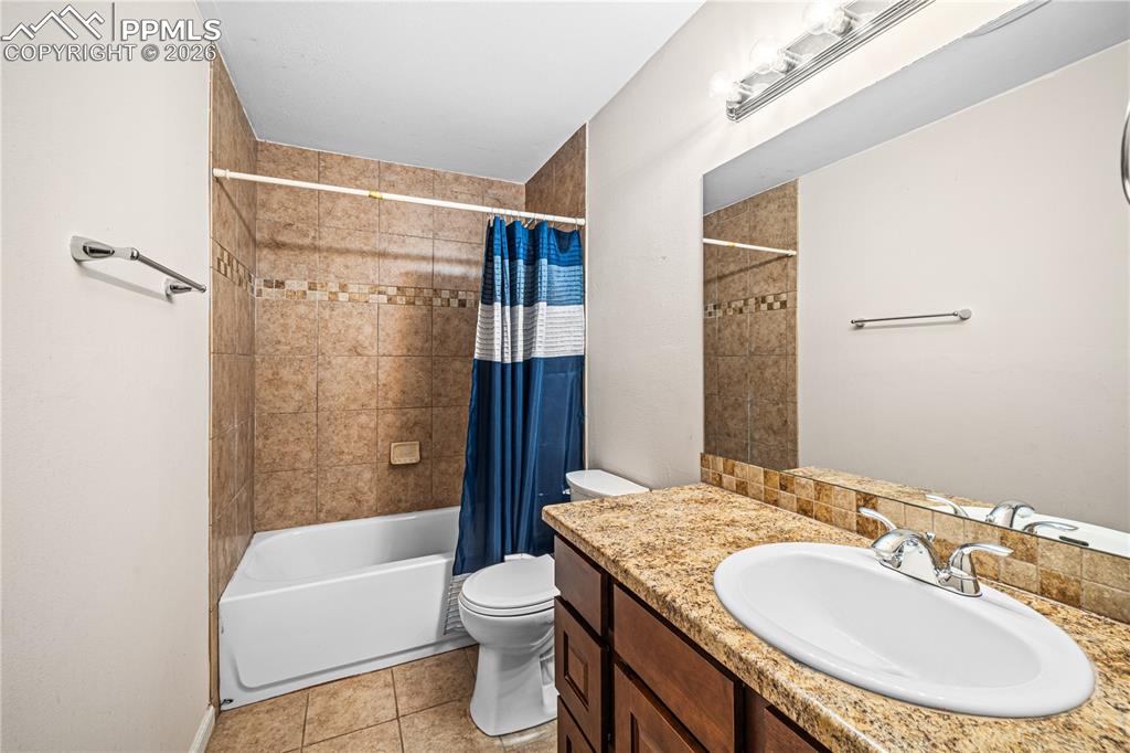 Image 21 of 33: Bathroom