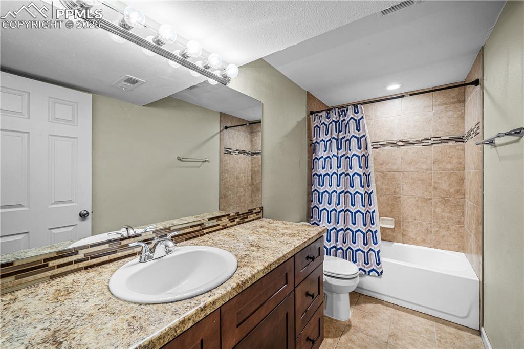 Image 24 of 33: Bathroom