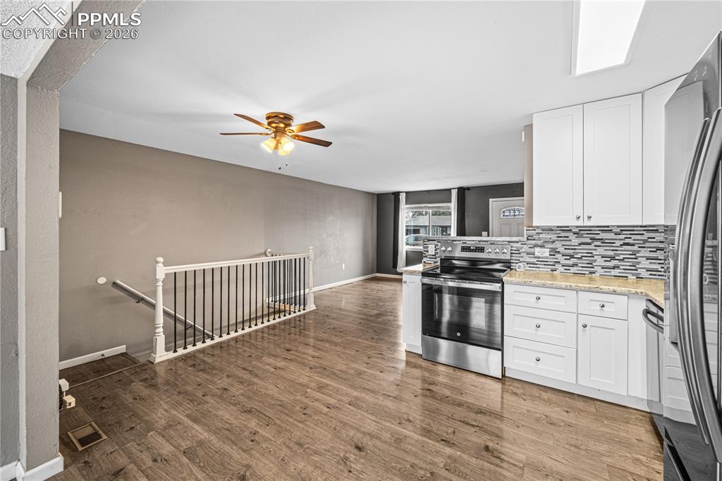 Image 7 of 33: Kitchen