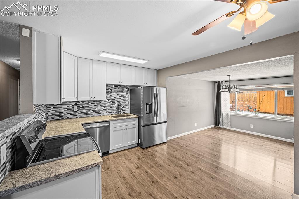 Image 9 of 33: Kitchen