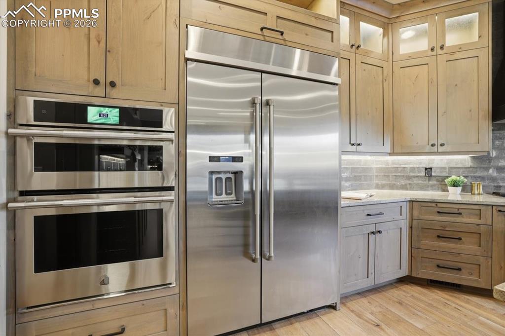 Image 10 of 50: Kitchen