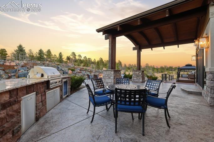 Image 11 of 50: Patio