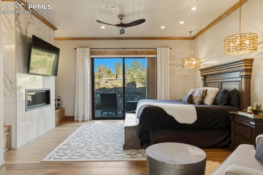 Image 14 of 50: Bedroom