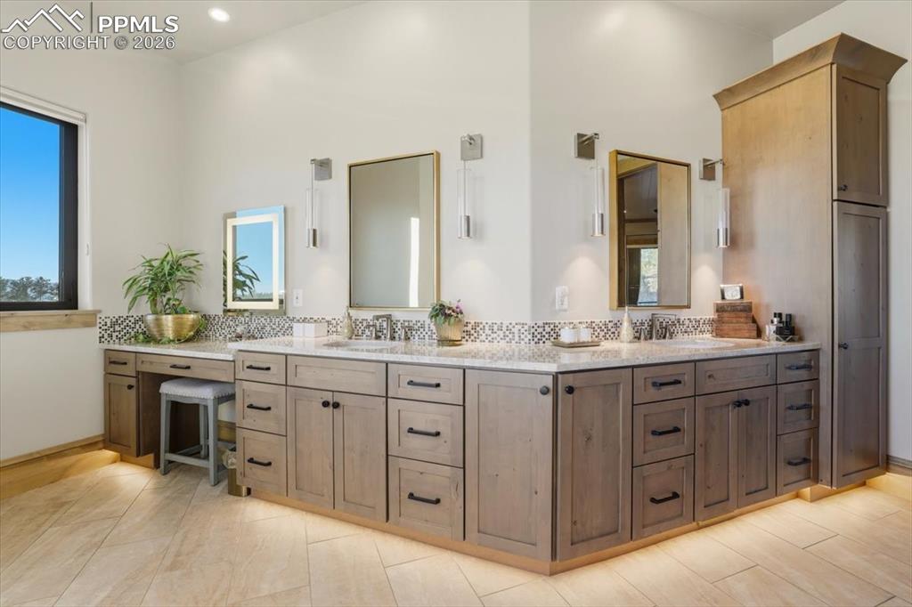 Image 16 of 50: Bathroom