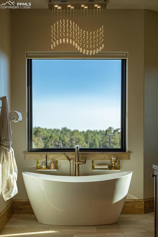 Image 18 of 50: Bathroom