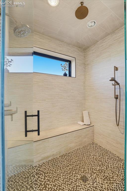 Image 19 of 50: Bathroom