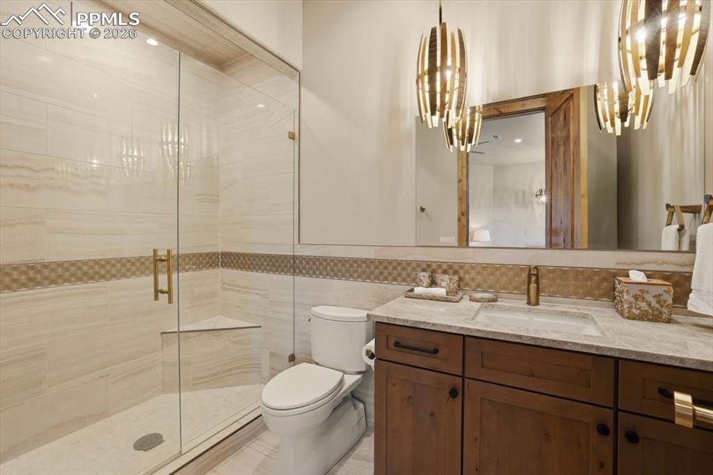 Image 32 of 50: En-suite guest bath