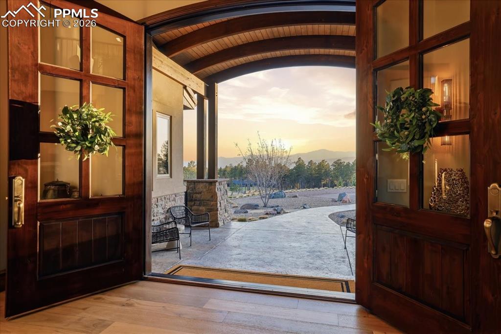 Image 4 of 50: Entry