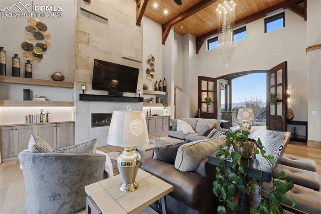 Image 5 of 50: Living Room