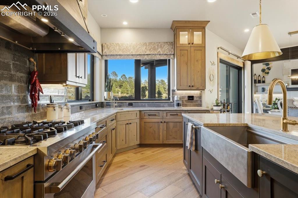 Image 7 of 50: Kitchen