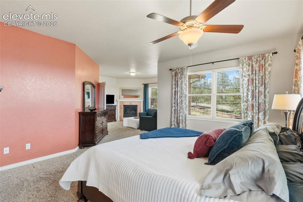 Image 22 of 47: Recessed ceiling fan with wood-finish blades, window with blinds and floral