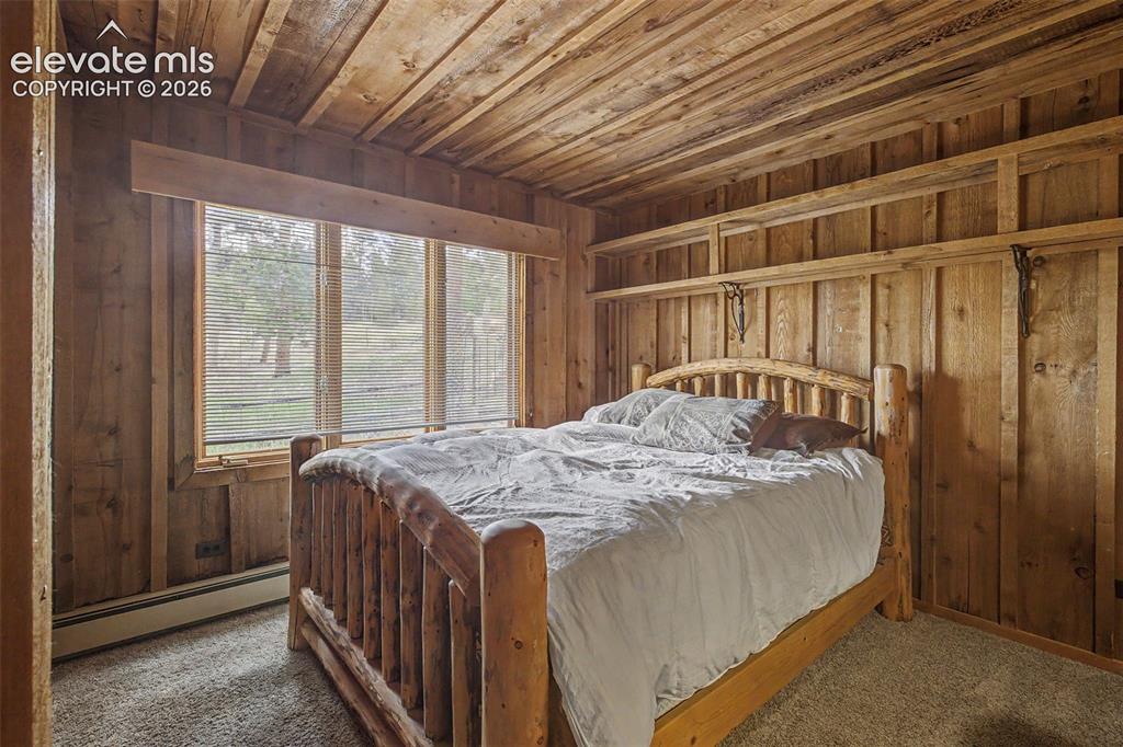 Image 13 of 34: Bedroom
