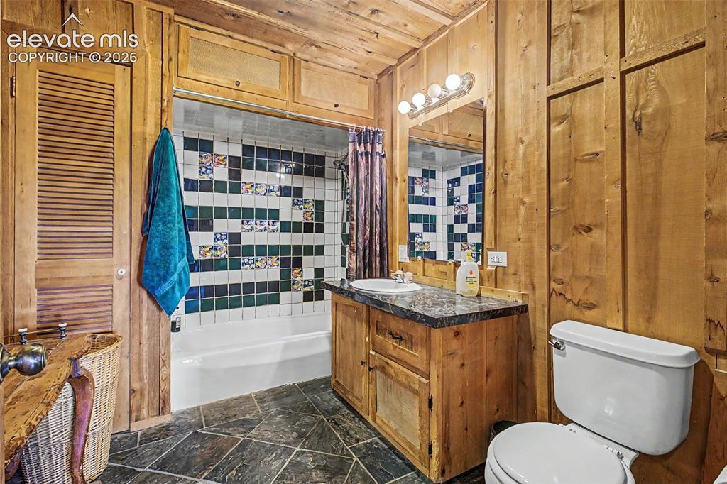 Image 17 of 45: Bathroom
