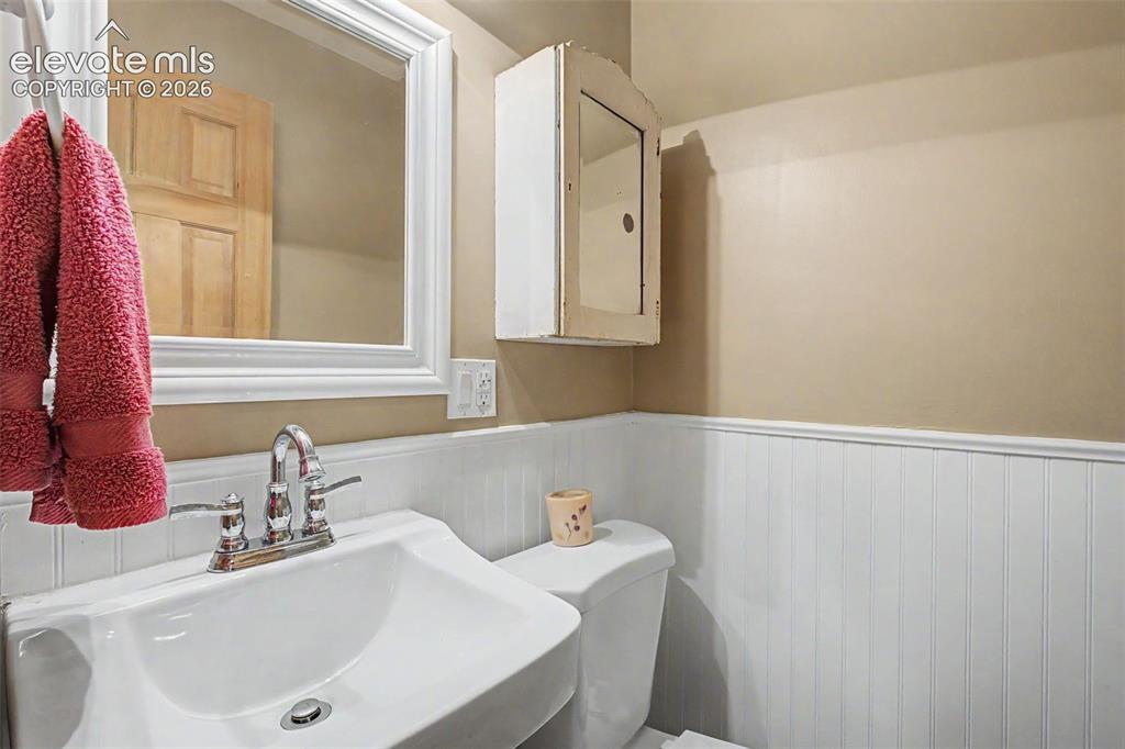 Image 18 of 45: Bathroom