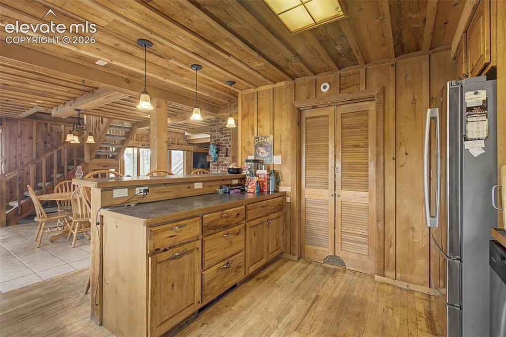 Image 7 of 34: Kitchen