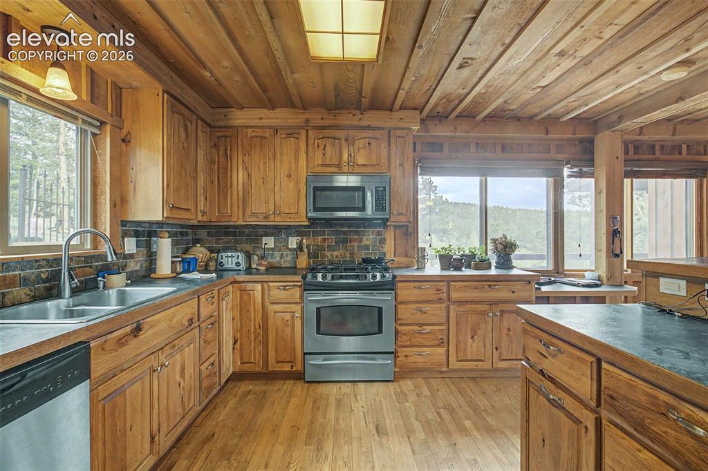 Image 8 of 34: Kitchen