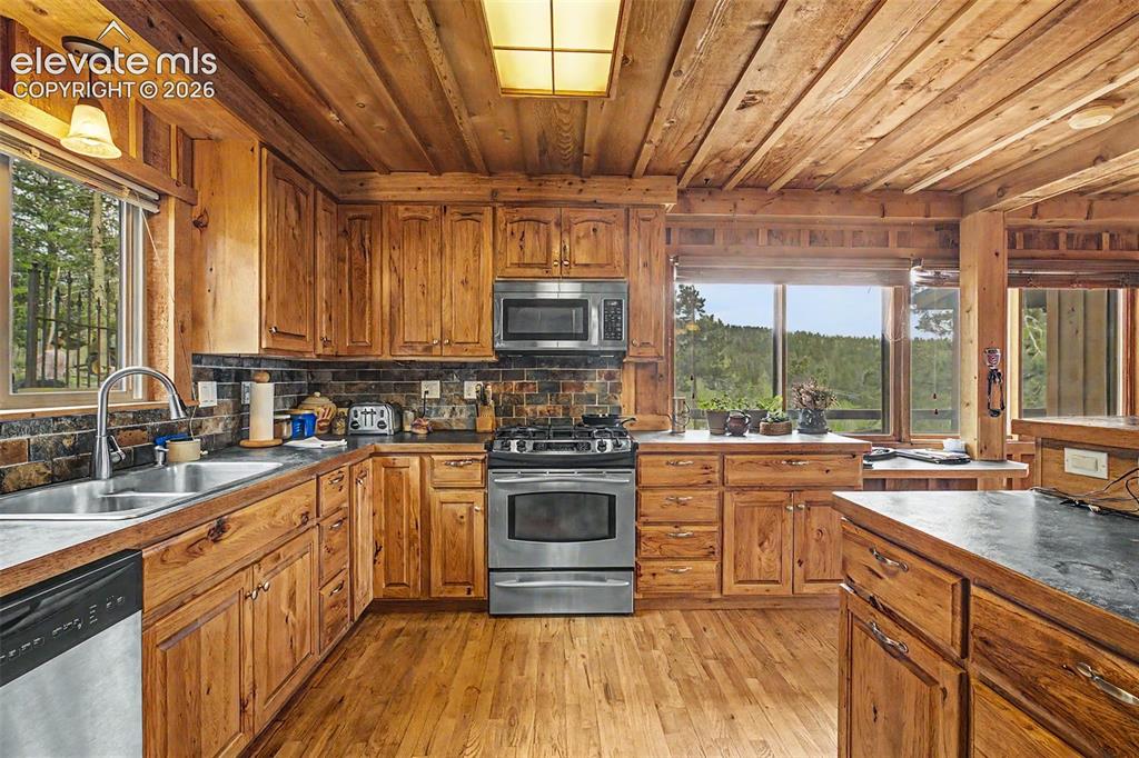 Image 8 of 45: Kitchen