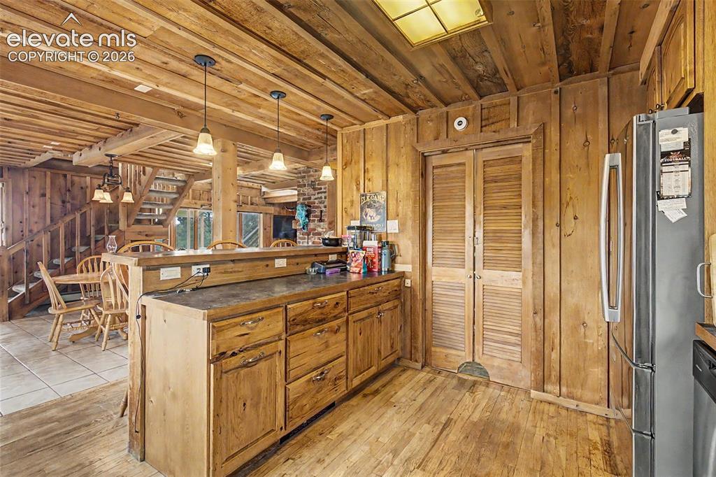 Image 9 of 45: Kitchen