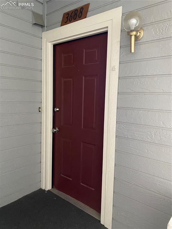 Image 17 of 25: Entry