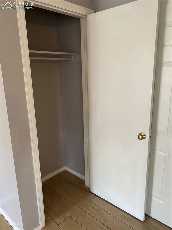 Image 20 of 25: Closet