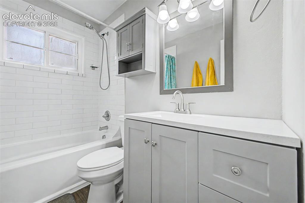 Image 16 of 28: Bathroom
