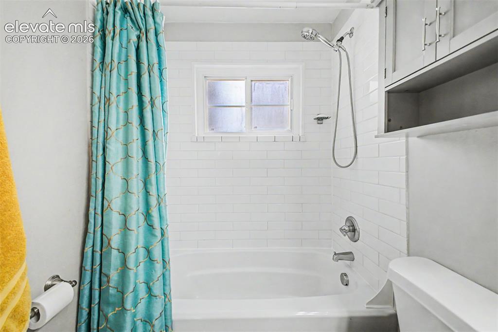 Image 17 of 28: Bathroom
