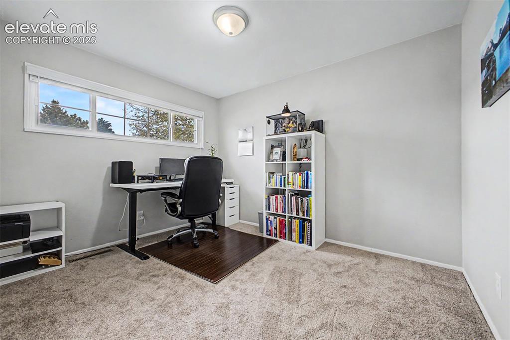 Image 20 of 28: Office